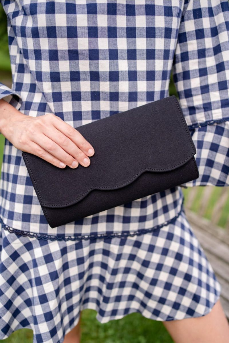 Black scallop clutch